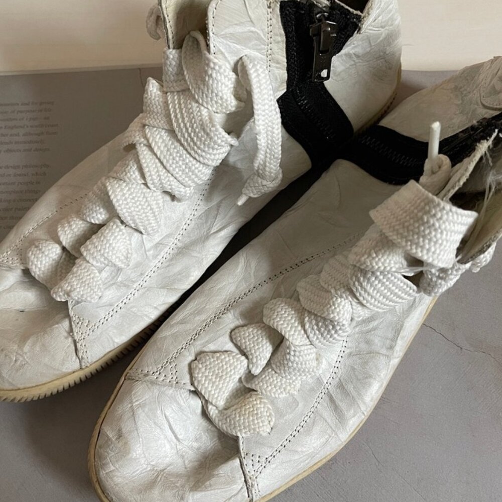 OSKLEN White Crinkled Leather Hi-Top Sneaker; Size 9; Very Good Condition